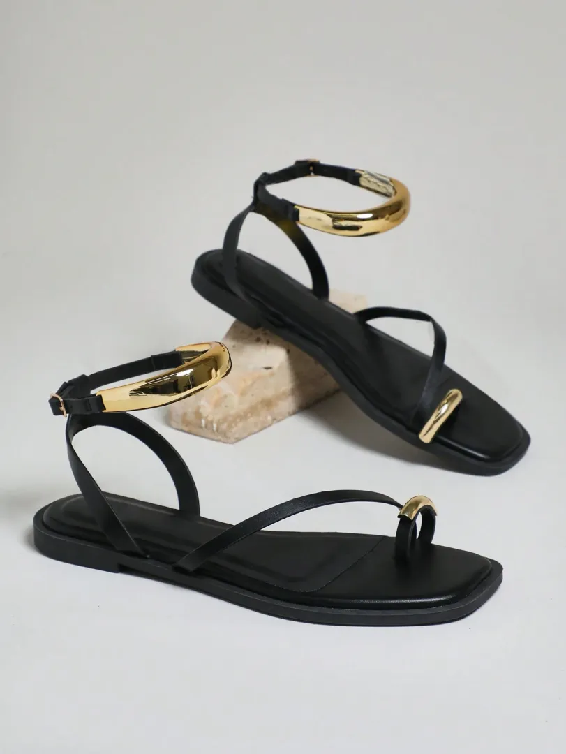 Sandálias Femininas Pretas Estilo Gladiador com Bico Quadrado, Detalhe Dourado e Tiras no Tornozelo, Versáteis do Dia à Noite