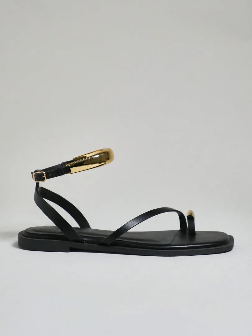Sandálias Femininas Pretas Estilo Gladiador com Bico Quadrado, Detalhe Dourado e Tiras no Tornozelo, Versáteis do Dia à Noite — foto 6