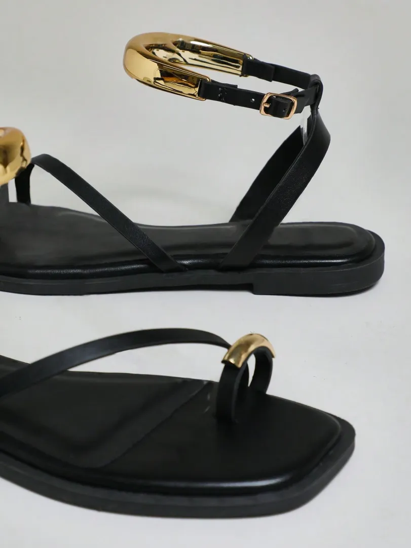 Sandálias Femininas Pretas Estilo Gladiador com Bico Quadrado, Detalhe Dourado e Tiras no Tornozelo, Versáteis do Dia à Noite — foto 2