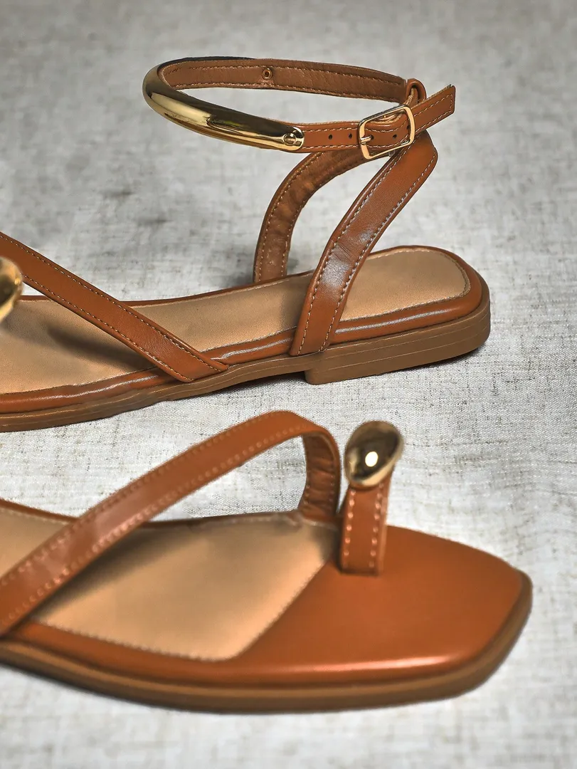 Sandálias Femininas Pretas Estilo Gladiador com Bico Quadrado, Detalhe Dourado e Tiras no Tornozelo, Versáteis do Dia à Noite — cor camelo