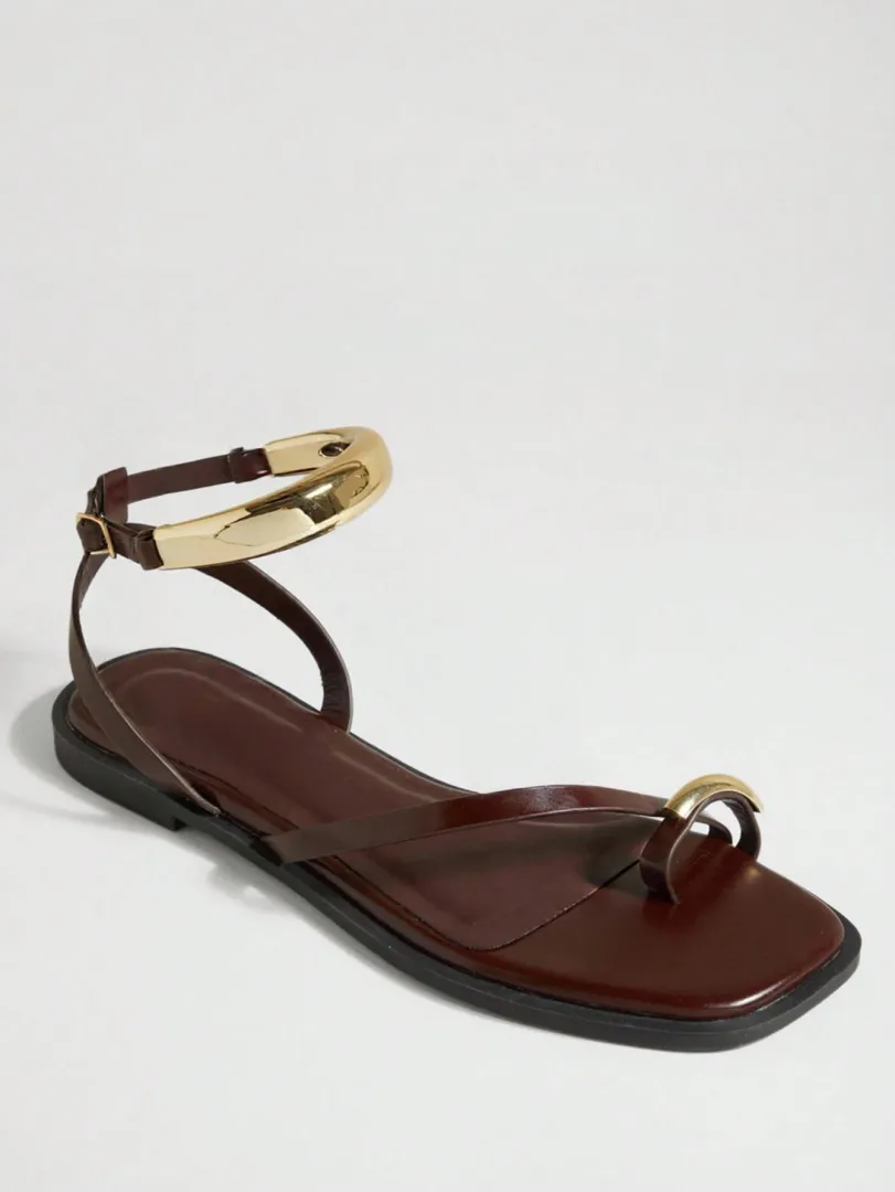 Sandálias Femininas Pretas Estilo Gladiador com Bico Quadrado, Detalhe Dourado e Tiras no Tornozelo, Versáteis do Dia à Noite — cor chocolate