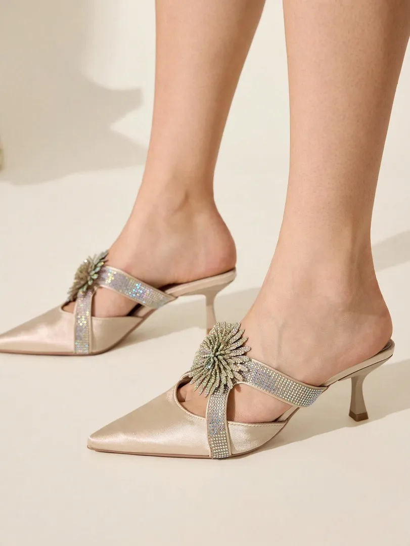 Sapatos Femininos de Salto Médio Estilo Stiletto com Bico Fino, Tiras Florais com Strass e Detalhes Vazados, Elegantes para Festas, Casamentos e Ocasiões Formais — foto 4