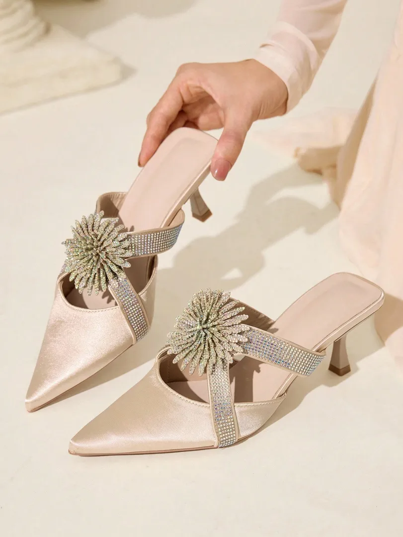 Sapatos Femininos de Salto Médio Estilo Stiletto com Bico Fino, Tiras Florais com Strass e Detalhes Vazados, Elegantes para Festas, Casamentos e Ocasiões Formais — foto 8