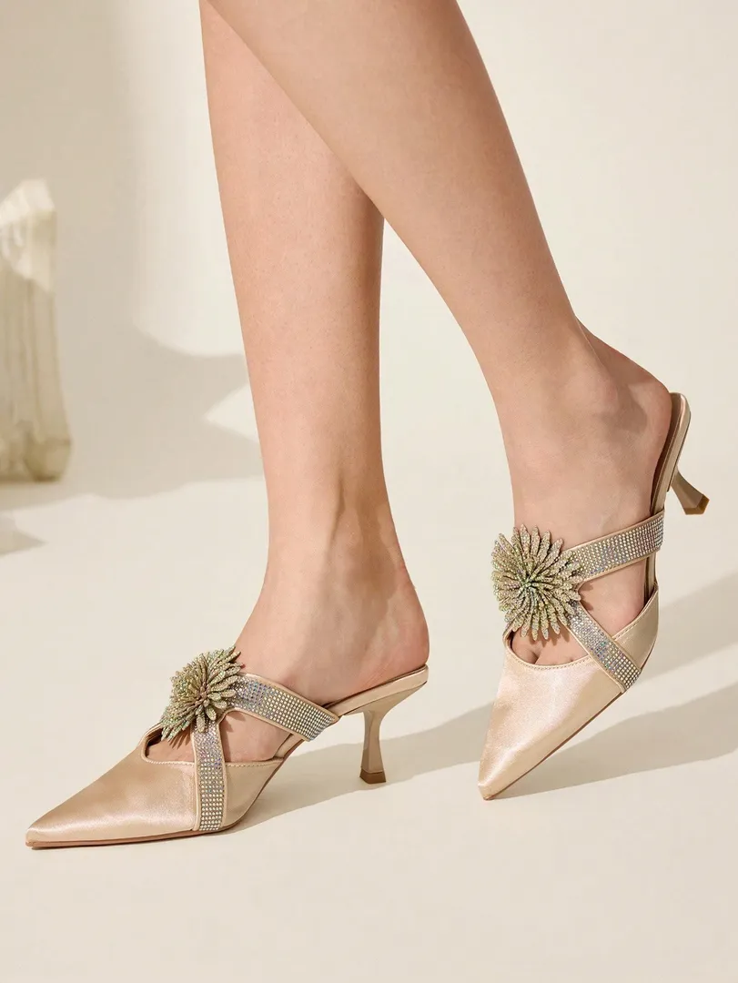 Sapatos Femininos de Salto Médio Estilo Stiletto com Bico Fino, Tiras Florais com Strass e Detalhes Vazados, Elegantes para Festas, Casamentos e Ocasiões Formais — foto 7