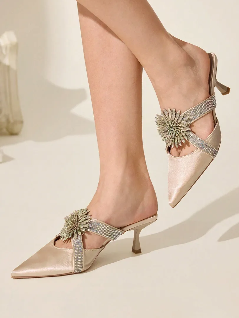 Sapatos Femininos de Salto Médio Estilo Stiletto com Bico Fino, Tiras Florais com Strass e Detalhes Vazados, Elegantes para Festas, Casamentos e Ocasiões Formais — foto 5