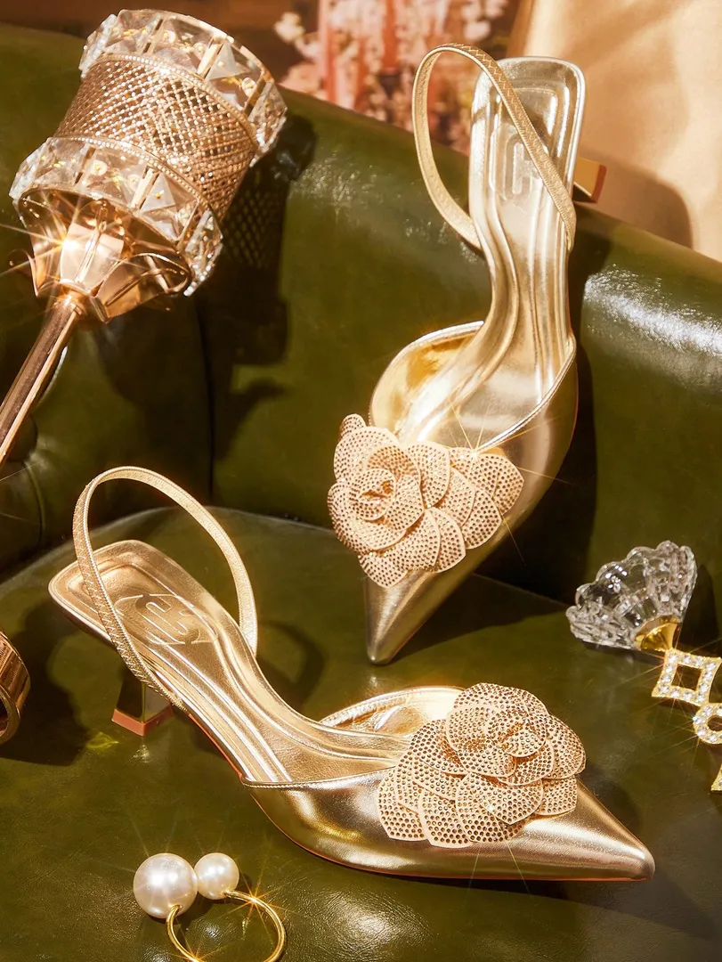 Sapatos Femininos de Salto Médio Estilo Stiletto com Bico Fino, Tiras Florais com Strass e Detalhes Vazados, Elegantes para Festas