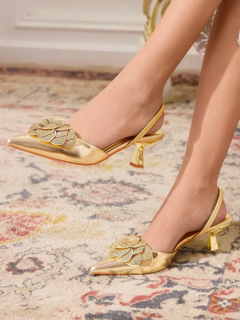 Sapatos Femininos de Salto Médio Estilo Stiletto com Bico Fino, Tiras Florais com Strass e Detalhes Vazados, Elegantes para Festas — foto 5