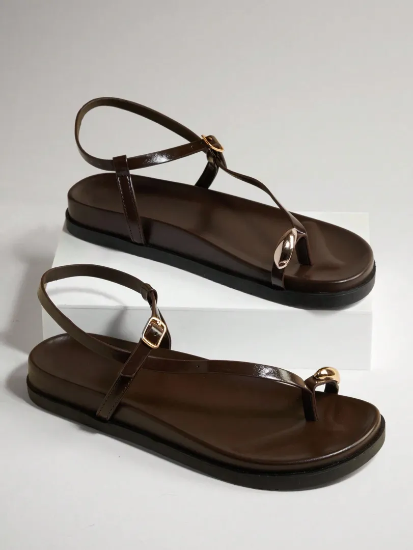 Sandálias Femininas Rasteiras Douradas com Anel Metálico para o Dedo, Estilo Confortável e Elegante para o Dia a Dia — foto 2