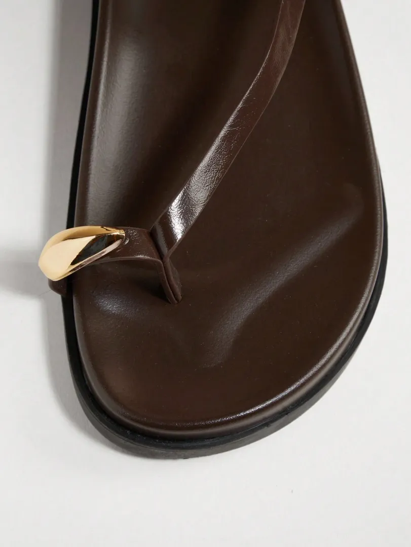 Sandálias Femininas Rasteiras Douradas com Anel Metálico para o Dedo, Estilo Confortável e Elegante para o Dia a Dia — foto 5