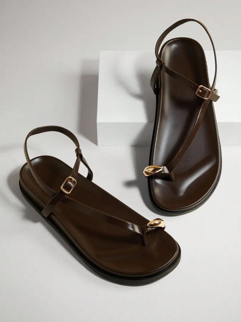 Sandálias Femininas Rasteiras Douradas com Anel Metálico para o Dedo, Estilo Confortável e Elegante para o Dia a Dia