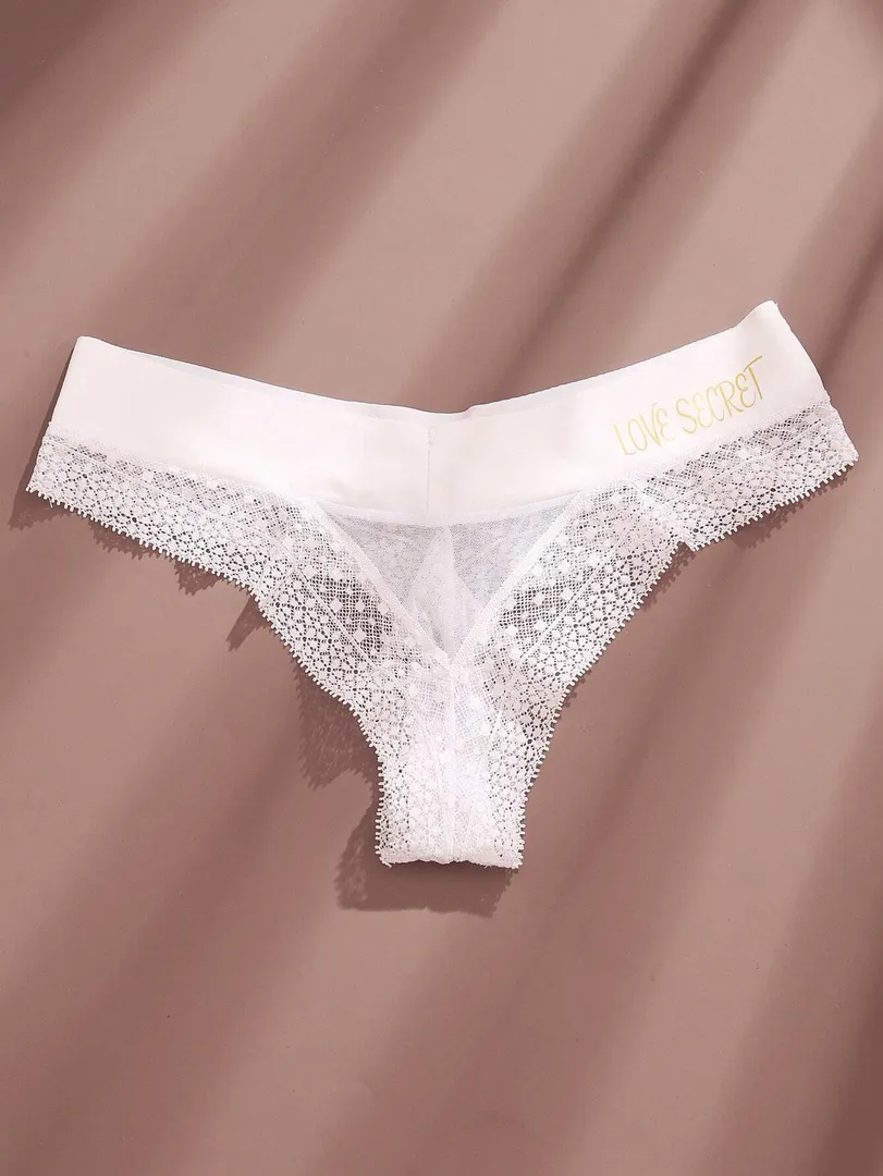 Conjunto com 4 Calcinhas Femininas Estilo Fio Dental em Seda Gelada com Renda e Estampa de Letras LOVE, Secagem Rápida e Design Sexy — foto 5