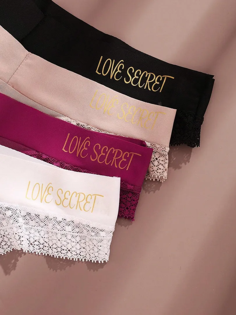 Conjunto com 4 Calcinhas Femininas Estilo Fio Dental em Seda Gelada com Renda e Estampa de Letras LOVE, Secagem Rápida e Design Sexy