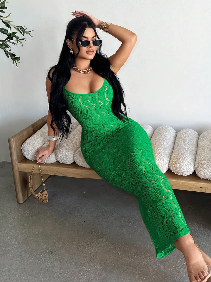 Vestido de mulher de malha vazada e cor sólida — foto 3