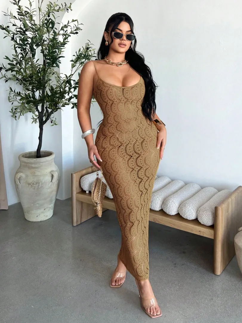 Vestido de mulher de malha vazada e cor sólida — cor castanho