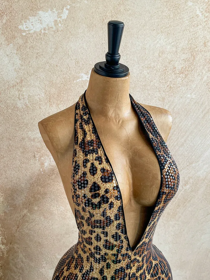 Body Feminino com Estampa de Leopardo em Lantejoulas e Glitter, Decote em V Profundo e Costas Abertas, Estilo Sexy e Ajustado para Festas, Praia e Férias de Verão — foto 2