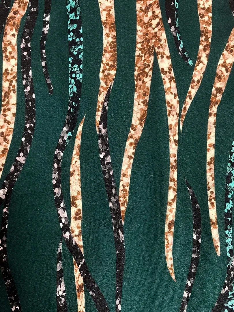 Macacão Feminino Elegante com Estampa Sofisticada e Decote Halterneck — foto 3