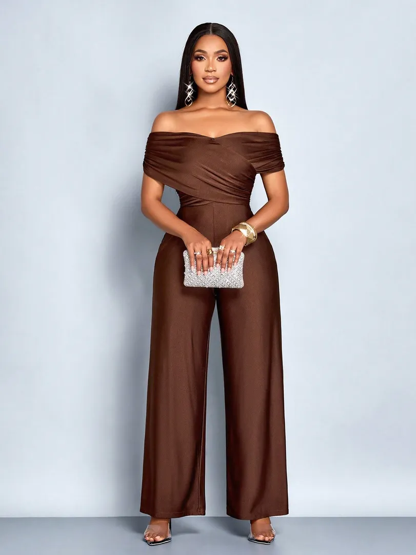 Macacão Feminino Elegante em Cor Sólida com Ombros de Fora, Detalhe Cruzado e Franzido — cor marom