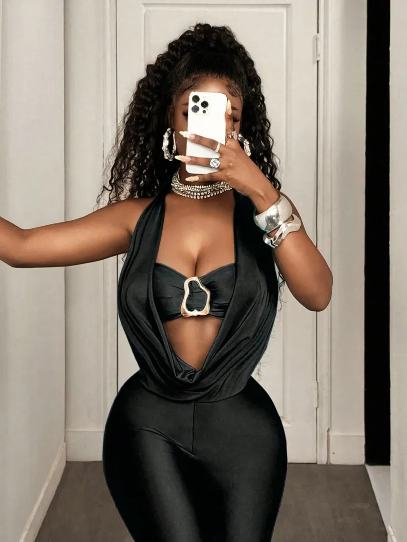 Macacão Feminino Casual em Cor Sólida com Decote Redondo, Estilo Moderno e Confortável — foto 5