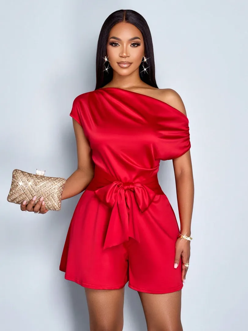 Macacão Feminino de Primavera e Verão em Cetim com Decote Assimétrico, Mangas Curtas e Detalhe Franzido Lateral, Estilo Elegante para Festas, Viagens e Encontros — foto 5