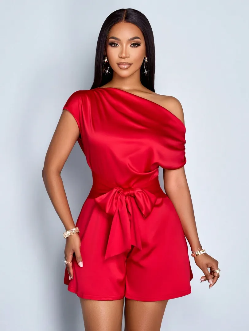 Macacão Feminino de Primavera e Verão em Cetim com Decote Assimétrico, Mangas Curtas e Detalhe Franzido Lateral, Estilo Elegante para Festas, Viagens e Encontros — foto 7