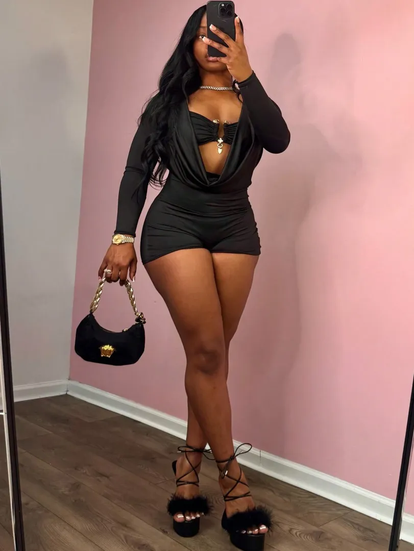 Macacão Feminino Ajustado com Design Drapeado, Estilo Sexy e Confortável para o Dia a Dia, Festas e Ocasiões Especiais — cor preto