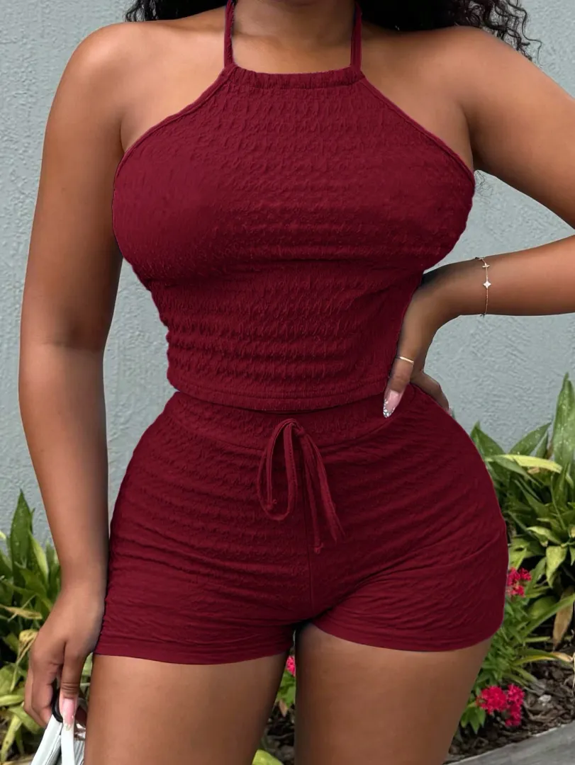 Conjunto Feminino de Verão com Top Curto Halterneck e Shorts Justos em Tecido Texturizado, Costas Abertas e Estilo Sexy e Versátil para Praia, Festas e Férias - foto 3