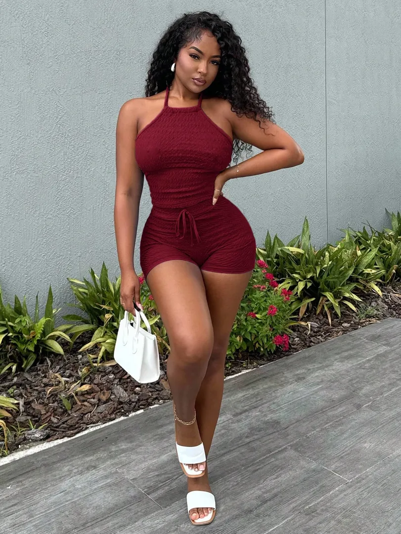 Conjunto Feminino de Verão com Top Curto Halterneck e Shorts Justos em Tecido Texturizado, Costas Abertas e Estilo Sexy e Versátil para Praia, Festas e Férias - foto 6