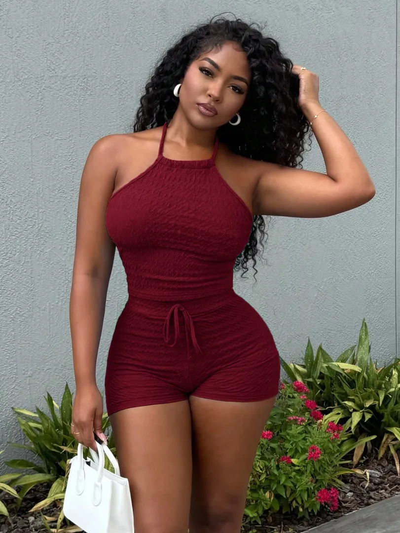 Conjunto Feminino de Verão com Top Curto Halterneck e Shorts Justos em Tecido Texturizado, Costas Abertas e Estilo Sexy e Versátil para Praia, Festas e Férias