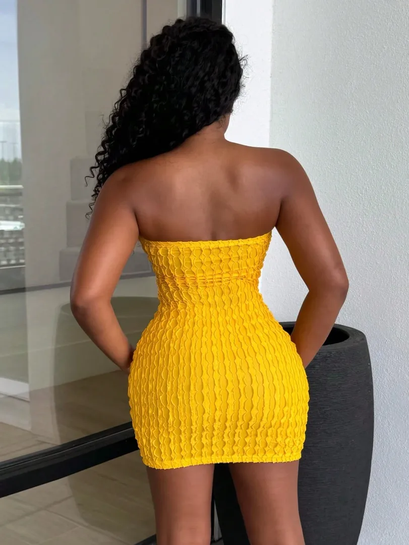 Vestido Feminino Curto Rosa com Babados, Tomara que Caia e Detalhe Vazado na Cintura, Estilo Sexy para Festivais e Verão - foto 2