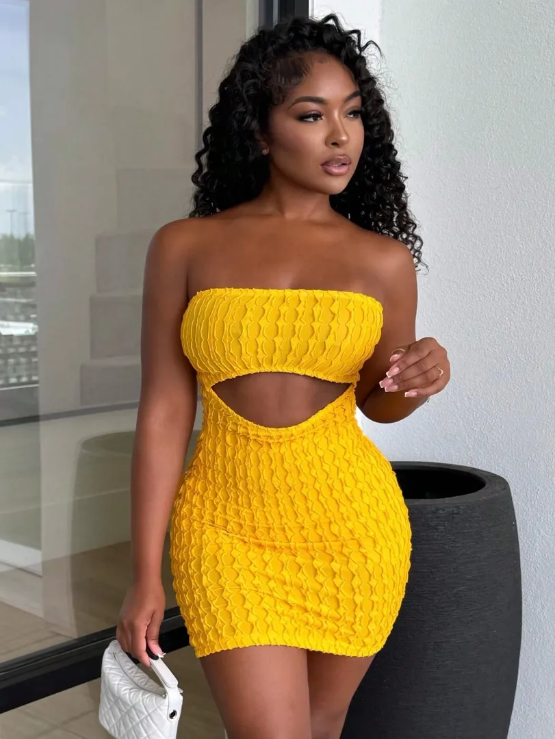 Vestido Feminino Curto Rosa com Babados, Tomara que Caia e Detalhe Vazado na Cintura, Estilo Sexy para Festivais e Verão