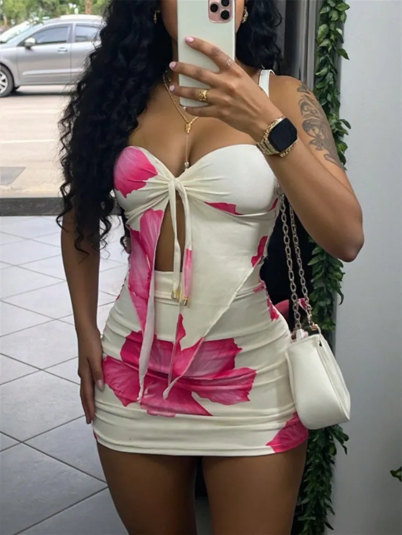 Conjunto Feminino de Verão com Top Cami e Mini Saia em Cor Rosa Vibrante, Estilo Sexy e Moderno para Férias e Festas