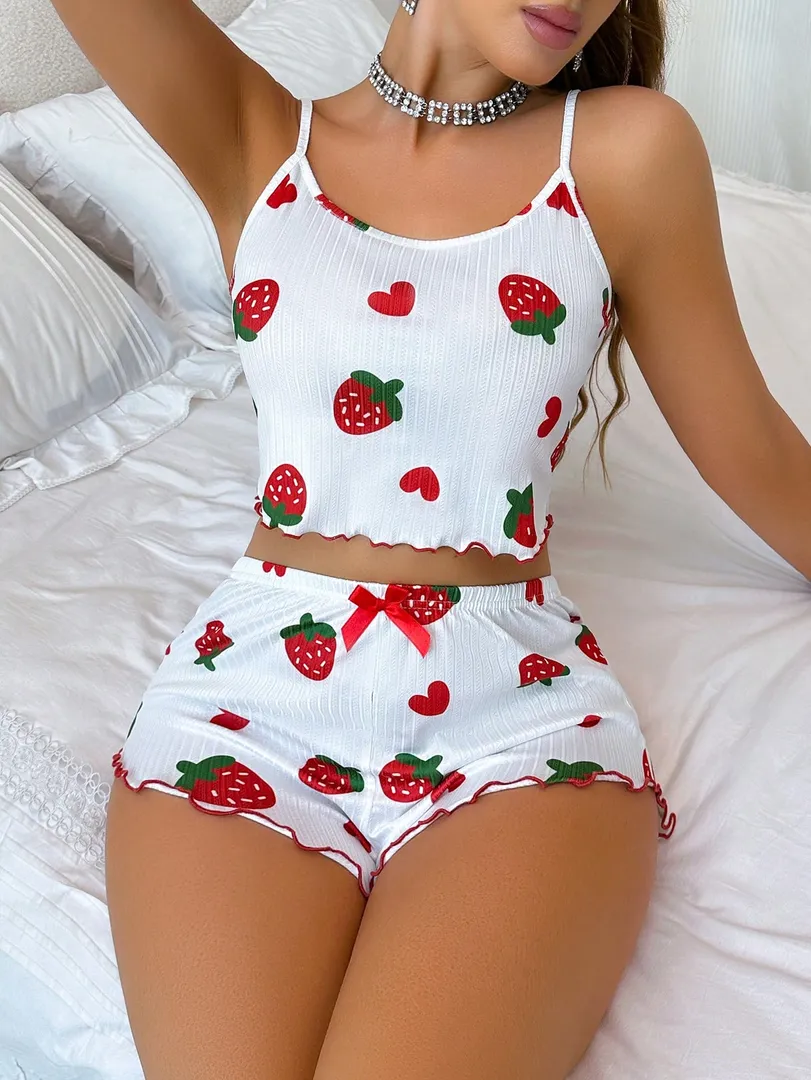 Conjunto Pijama Feminino com Top Cami e Shorts com Estampa de Morangos e Babados, Estilo Romântico e Confortável