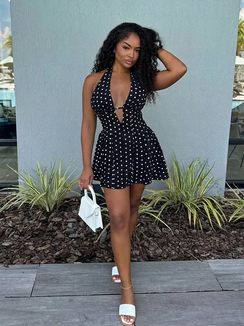 Vestido Feminino Curto com Estampa de Poá, Decote em V e Costas Abertas, Estilo Sexy e Moderno - foto 4