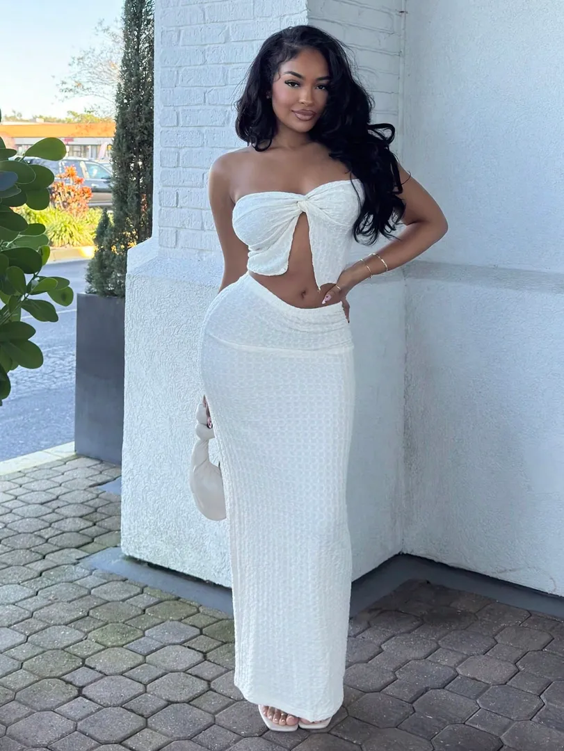 Conjunto Feminino com Top Tomara que Caia e Shorts em Malha Texturizada Bege, Estilo Moderno para Verão, Praia e Festivais - foto 4
