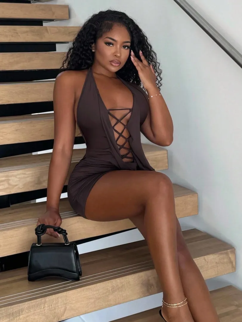 Vestido Feminino Curto Justo em Tom Marrom com Decote Halterneck e Costas Cruzadas, Estilo Sexy e Elegante para Festas