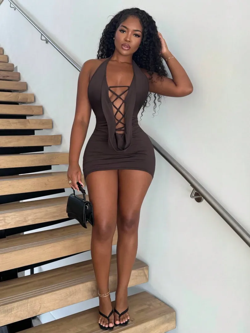 Vestido Feminino Curto Justo em Tom Marrom com Decote Halterneck e Costas Cruzadas, Estilo Sexy e Elegante para Festas - foto 5