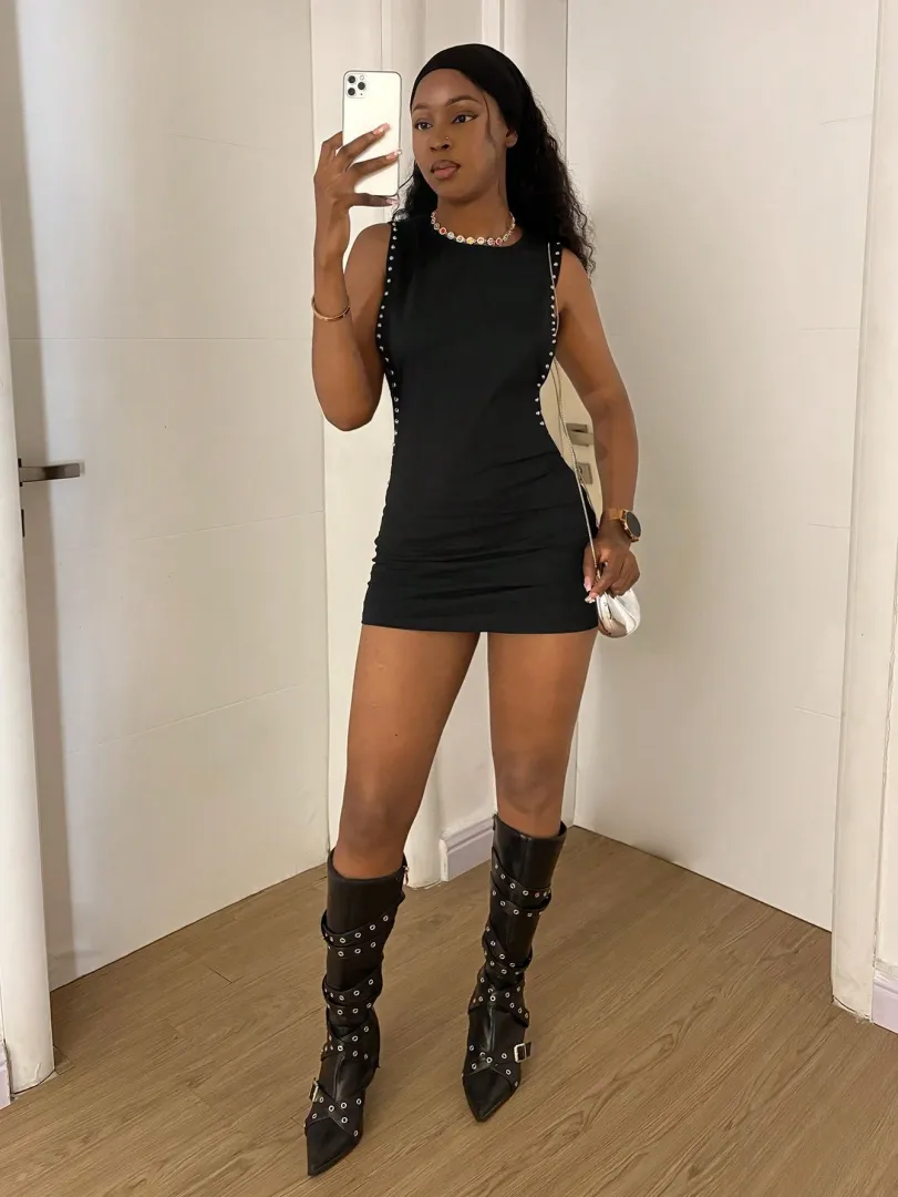 Vestido Feminino Justo sem Mangas com Recorte na Cintura e Detalhes com Tachas, Estilo Sexy e Urbano - foto 2