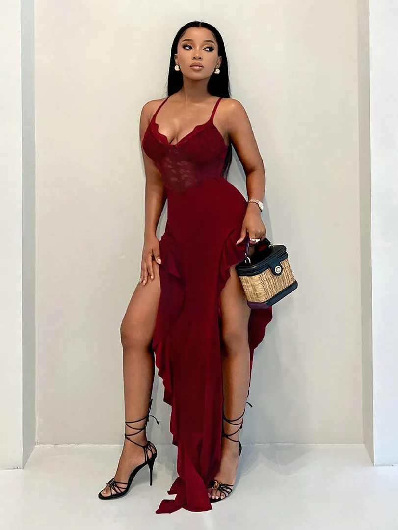 Vestido Feminino Longo Vermelho em Malha com Fenda na Perna e Barra Assimétrica, Estilo Elegante para Festas e Ocasiões Especiais - foto 5