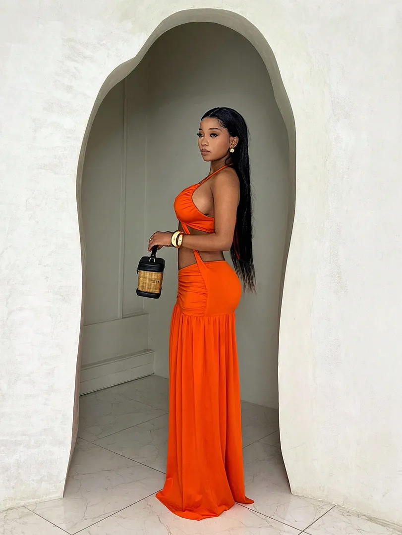 Vestido Feminino com Decote em V Profundo e Costas Abertas com Amarração, Estilo Sexy em Tom Laranja - foto 2