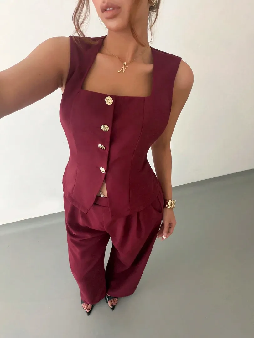 Conjunto Bordô com Top de Decote Quadrado e Calça Elegante
