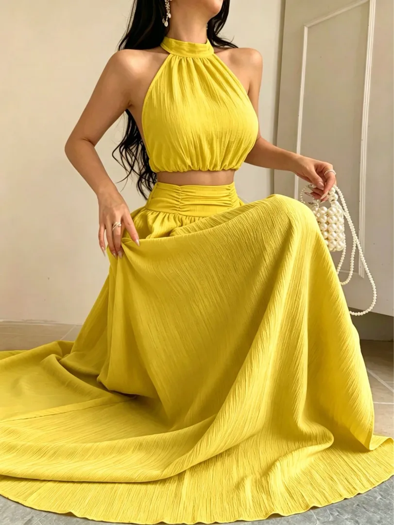 Conjunto Amarelo com Top Frente Única e Saia Longa com Fenda