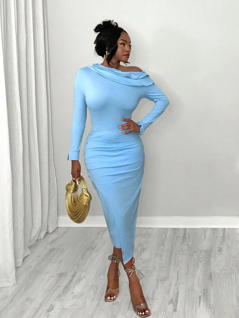 Vestido Azul Midi com Decote Assimétrico e Manga Longa - foto 4