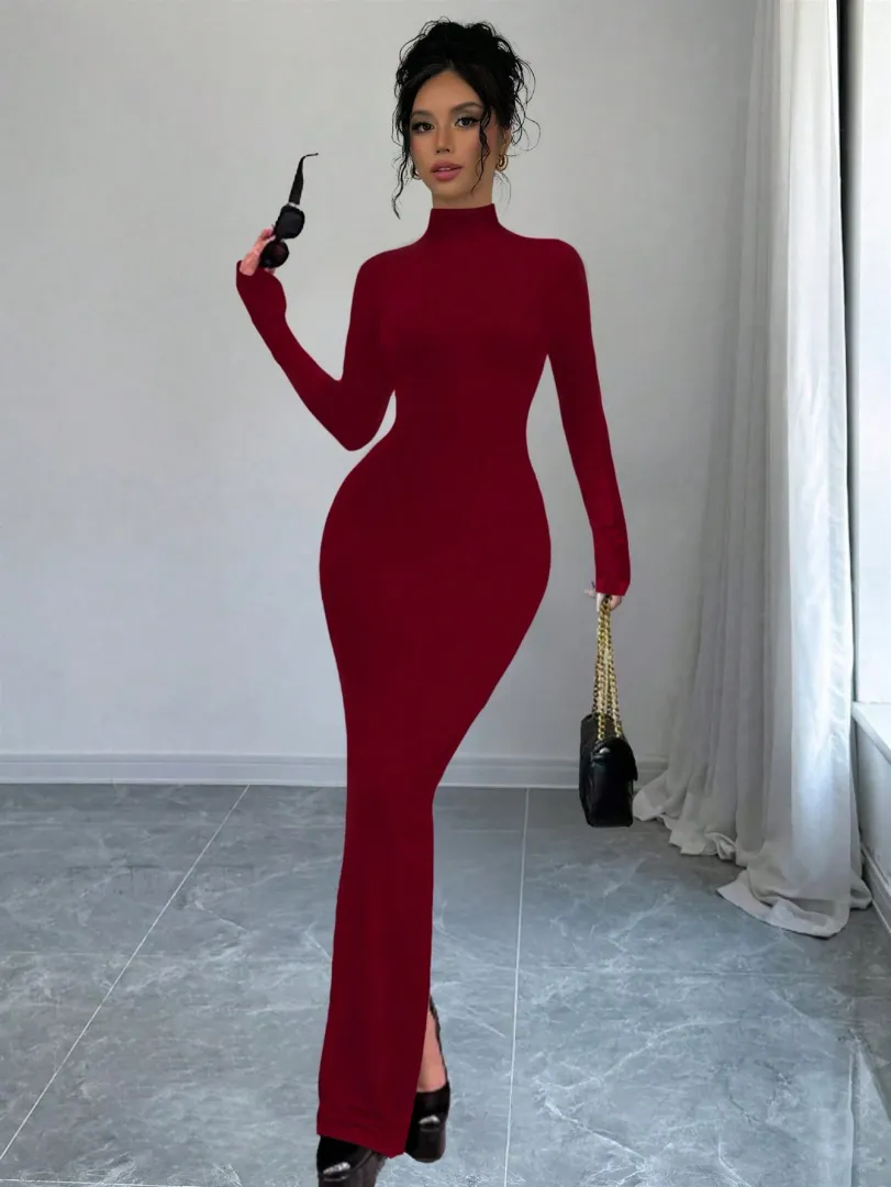 Vestido Justo com Gola Alta e Fenda Lateral
