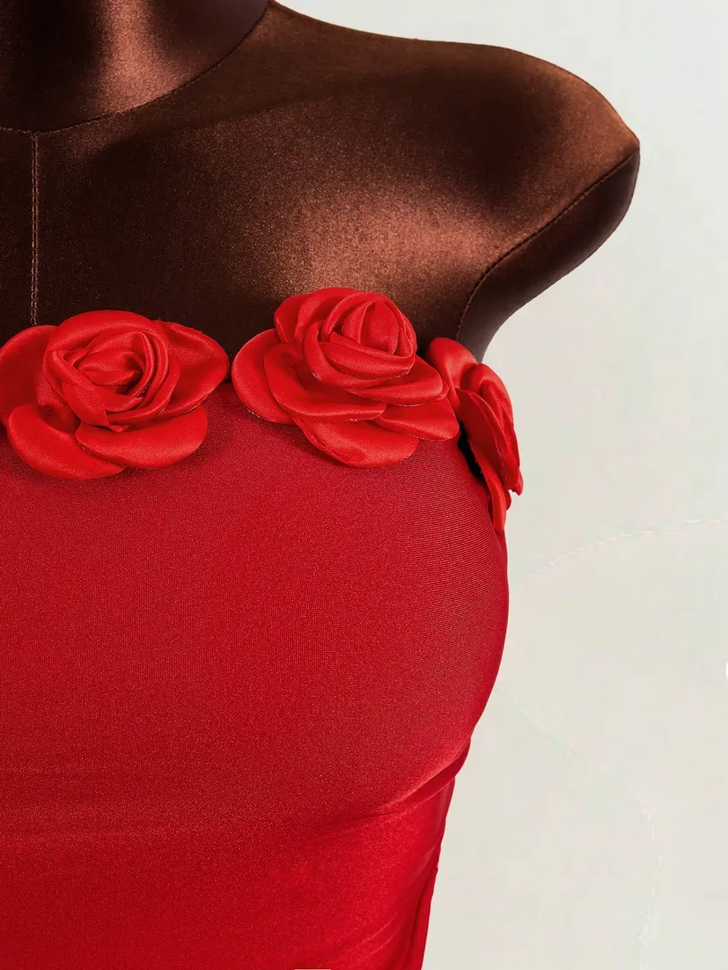 Vestido Vermelho com Flor 3D e Barra Assimétrica - foto 2