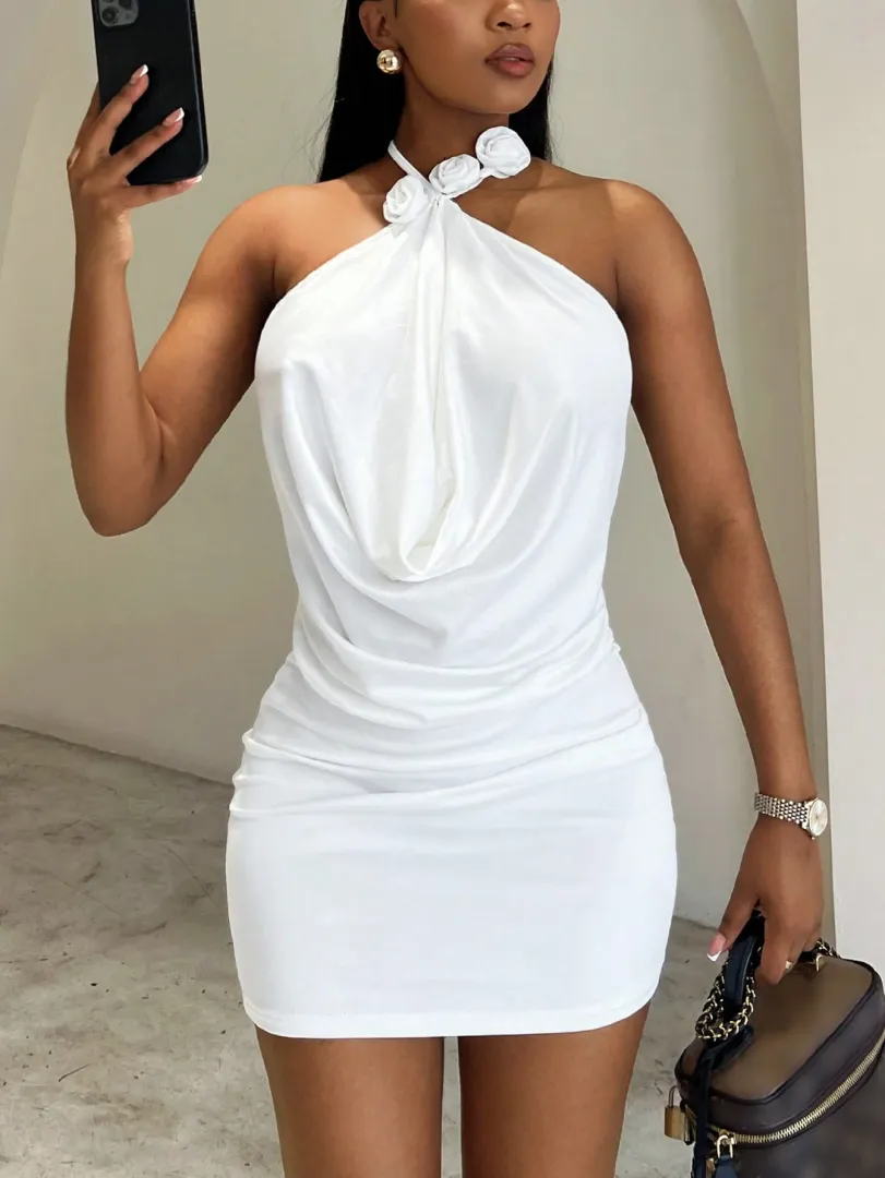 Vestido Branco com Flor 3D e Costas Abertas - foto 5