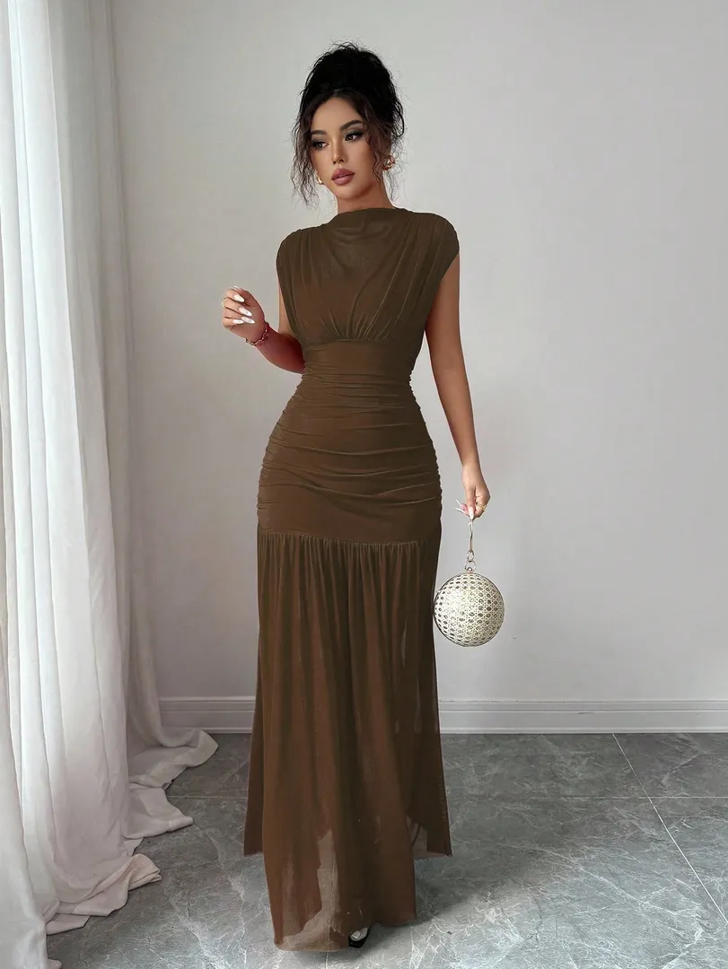 Novo Vestido Elegante com Gola Alta Sem Mangas, Detalhe Vazado e Saia Plissada em Tule, Perfeito para Formaturas, Férias e Encontros — cor marom