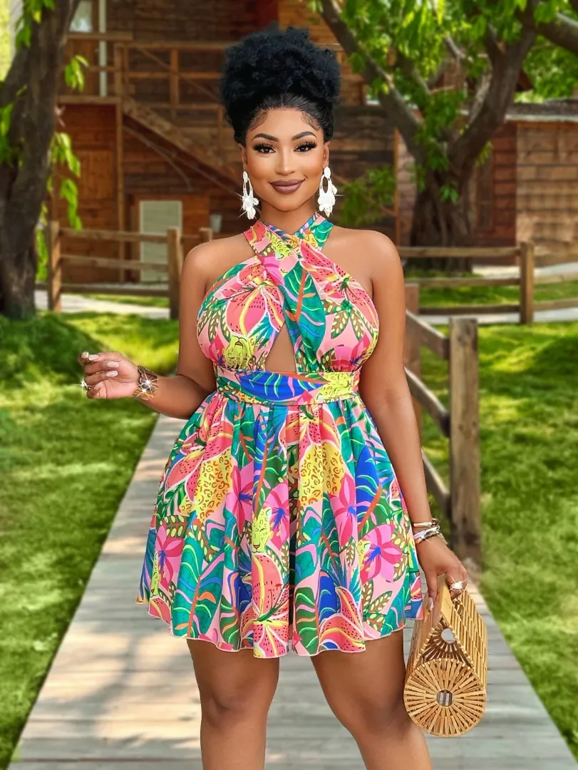 Vestido Feminino Plus Size de Verão com Estampa Tropical de Plantas, Decote Halterneck Tomara que Caia com Recorte e Sem Mangas, Ideal para Férias e Viagens