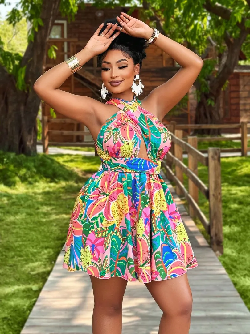 Vestido Feminino Plus Size de Verão com Estampa Tropical de Plantas, Decote Halterneck Tomara que Caia com Recorte e Sem Mangas, Ideal para Férias e Viagens — foto 3