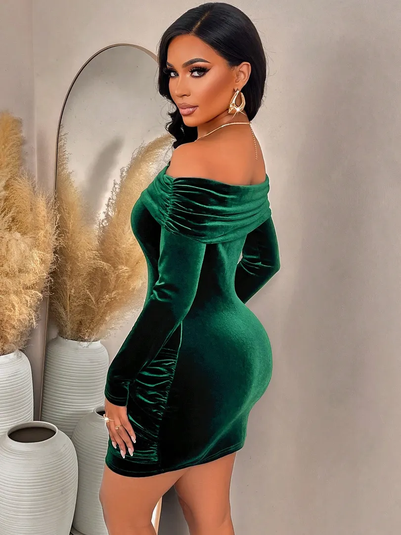 Vestido Feminino Curto de Veludo Verde Escuro com Ombros de Fora, Mangas Longas e Detalhes de Botões Metálicos, Ideal para Festas de Natal, Halloween e Eventos de Outono/Inverno — foto 2