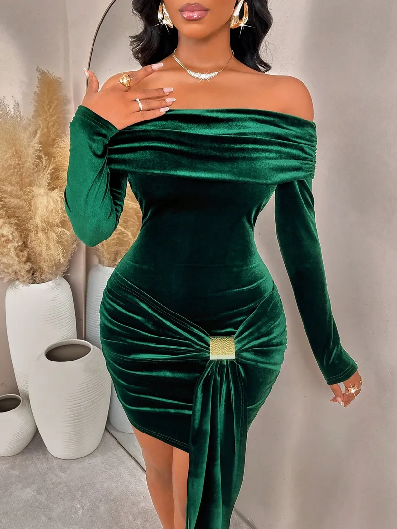 Vestido Feminino Curto de Veludo Verde Escuro com Ombros de Fora, Mangas Longas e Detalhes de Botões Metálicos, Ideal para Festas de Natal, Halloween e Eventos de Outono/Inverno — foto 3